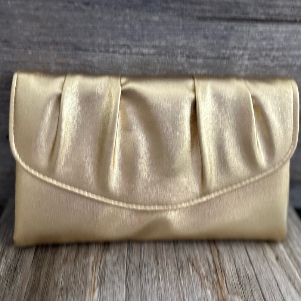 Vintage Gold Snap Flap
Pleated Clutch Purse
Avon Handbag Evening Bag 1970
